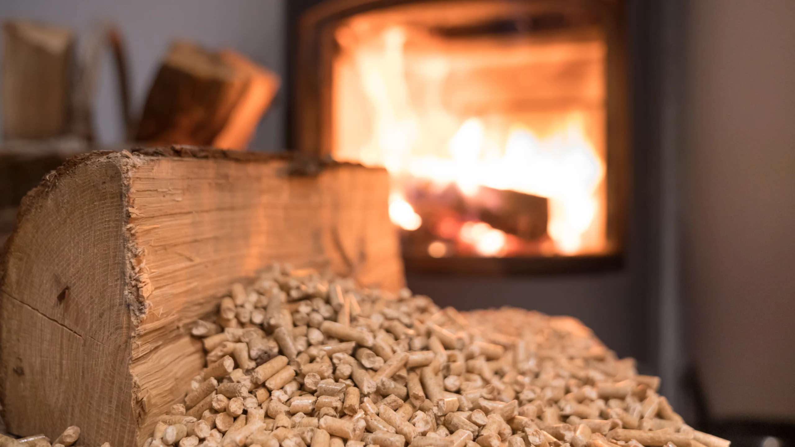 Heizen mit Holz und Pellets