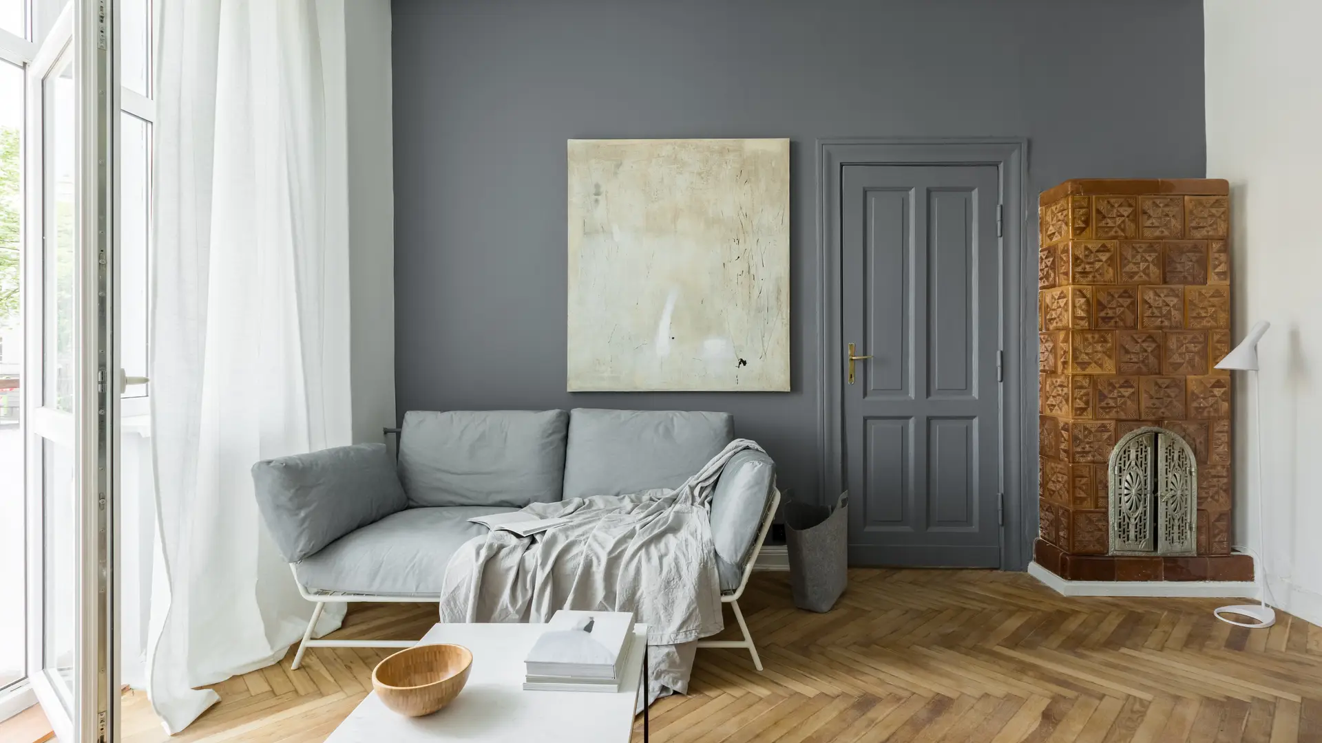 Modernes Zuhause mit Kachelofen